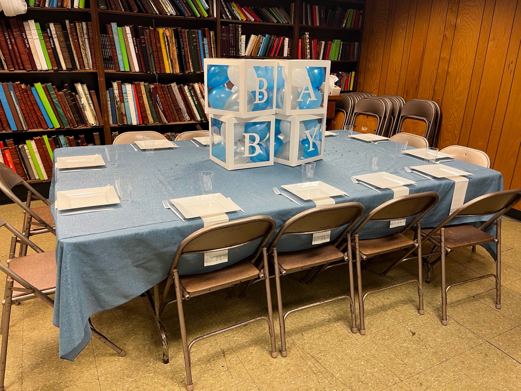 Shalom zachor table with BABY balloon boxes